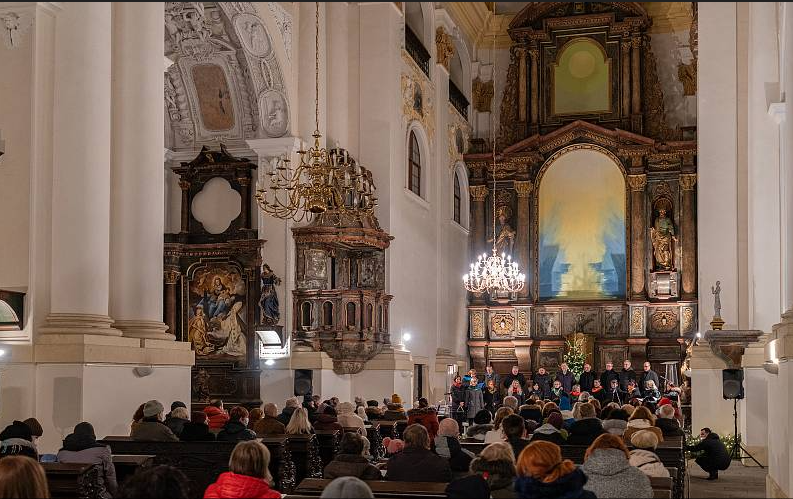 foto - zdroj: První adventní koncert rozezněl kostel sv. Ignáce v Chomutověhttps://chomutovsky.denik.cz ›